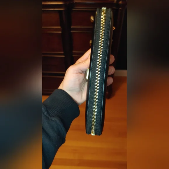 Saint Laurent Black Wallet with Gold Logo - Picture 7 of 9